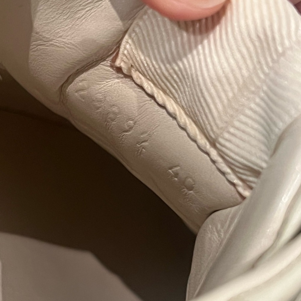 Gucci Off-White Sneakers with Logo Accent - Picture 8 of 8